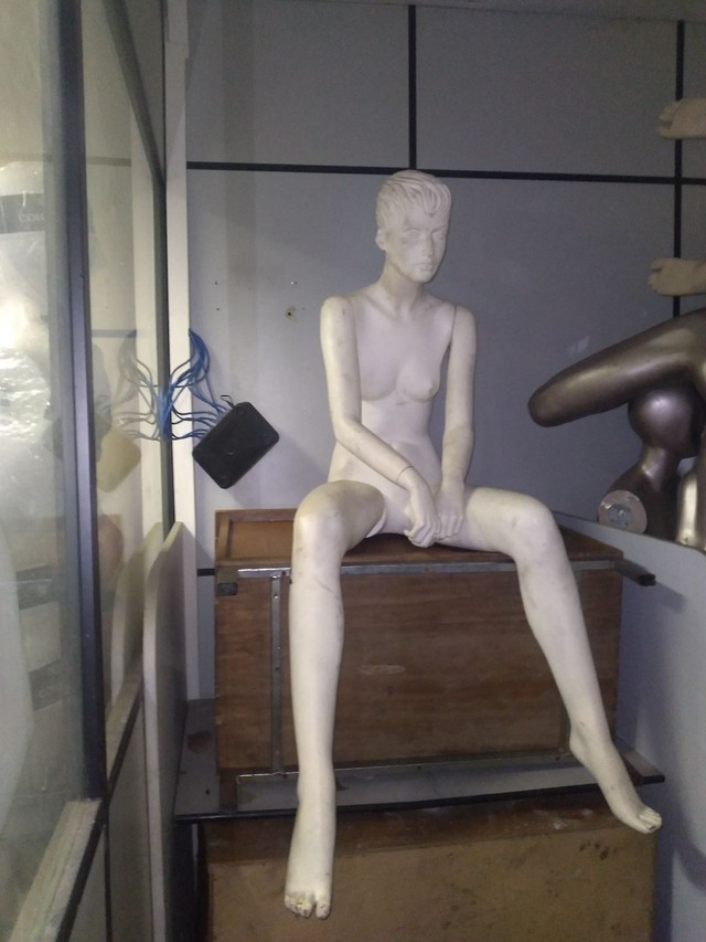 Manequim feminina sentada