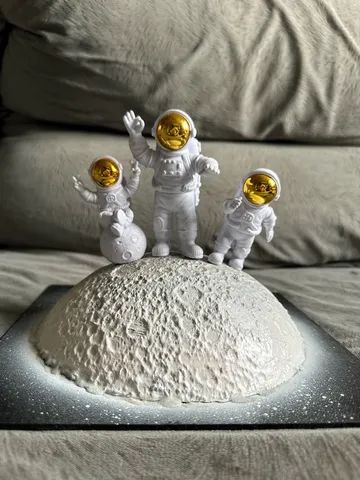 Action Figure - Estátua de astronautas visitando a lua 