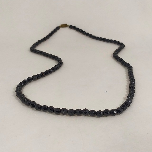 Delicado colar com pedras na cor preta - Foto 2