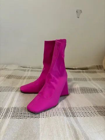Bota Rosa salto médio quadrado