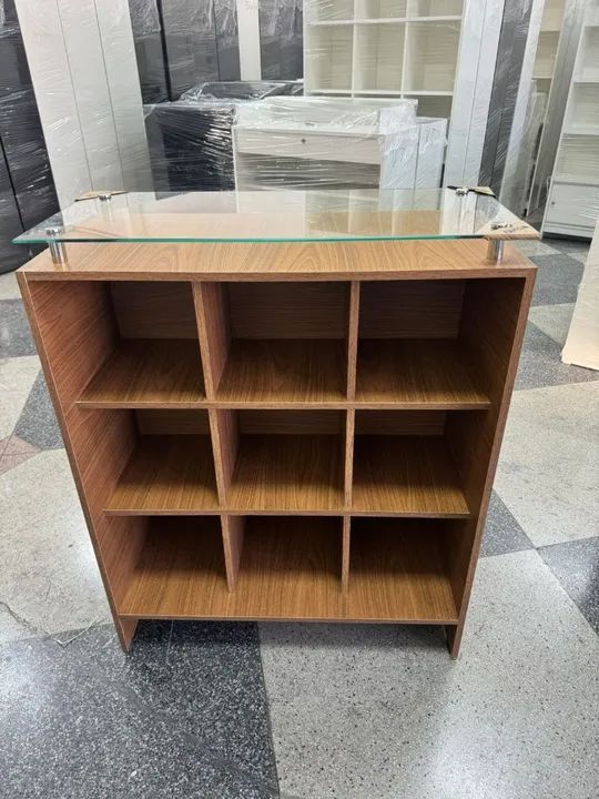BALCÃO AMADEIRADO COM TAMPO DE VIDRO MDF   - Foto 2