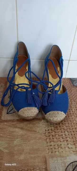 Sandálias azuis com amarração