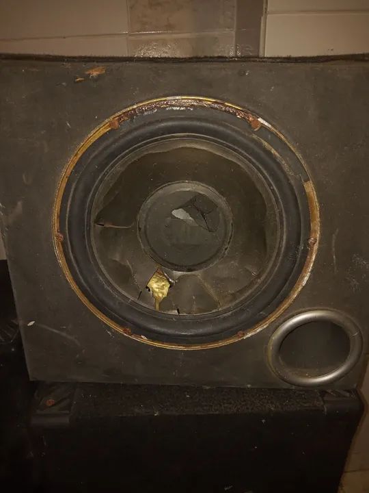Vendo 2 caixas de som Gradiente (reformada) e 1 caixa de subwoofer Fone rasgado - Foto 2