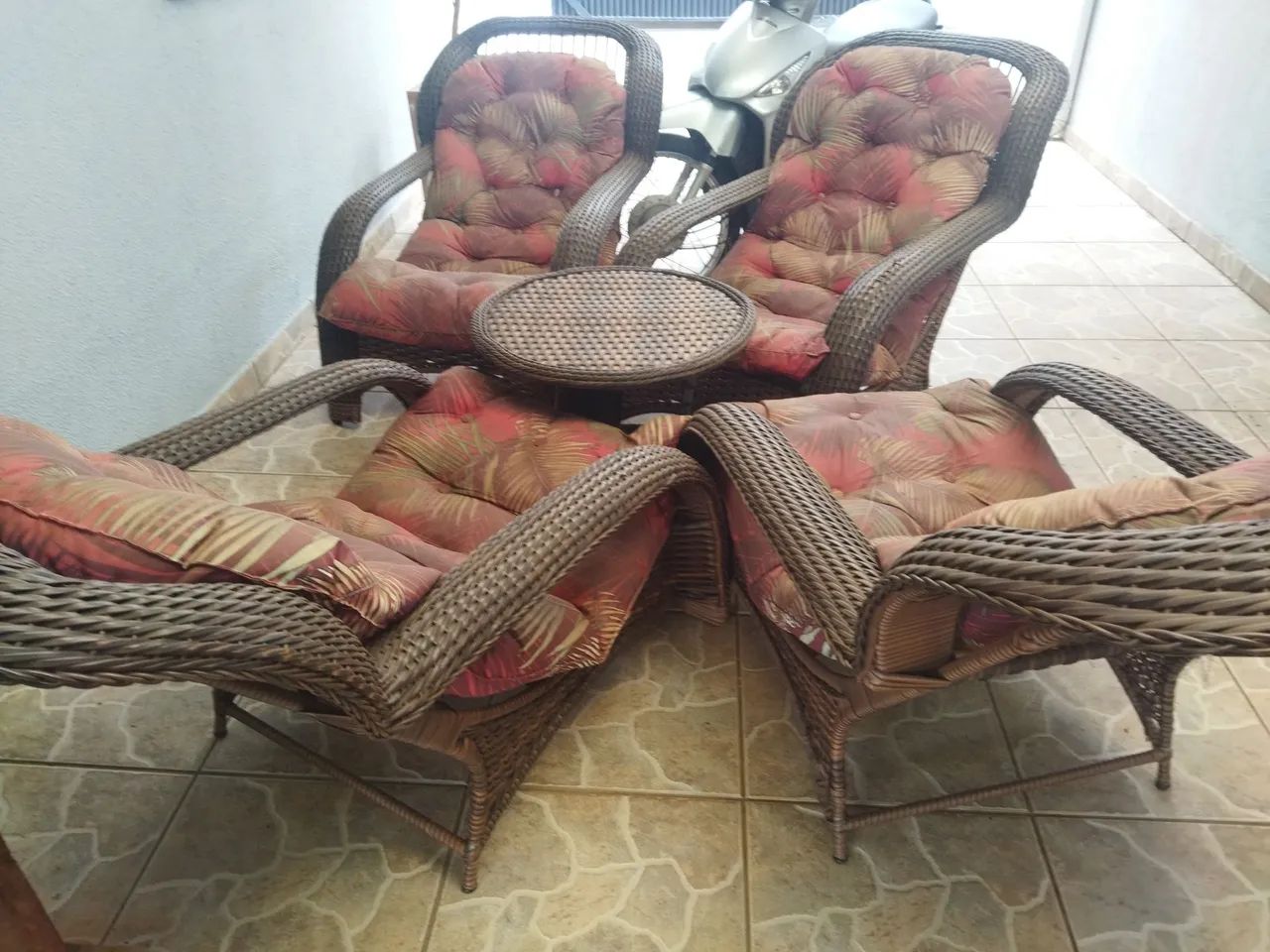 Conjunto de poltronas vime marrom, 04 poltronas e 01 mesa de centro 