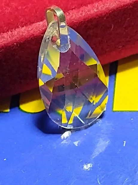 Pingente Cristal Brilha na Luz Ouro 18 Kilates Peso 0.80 Grama 16 x 9 mm                  
