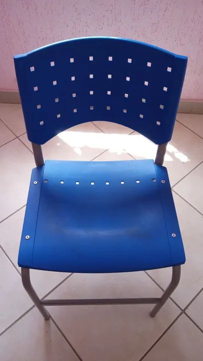 Cadeira Azul de Plástico. RS130,00