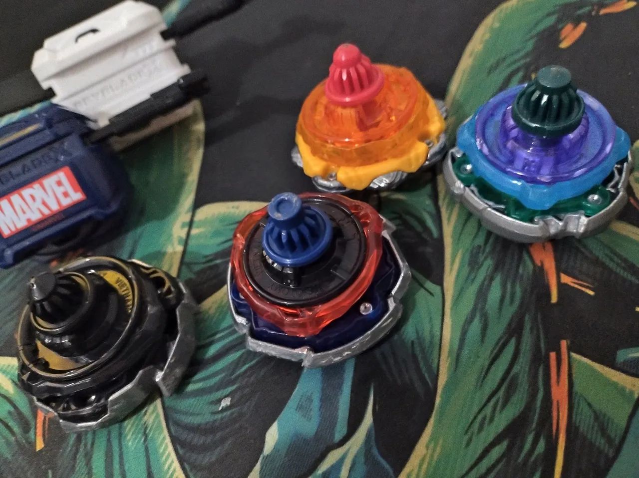4 Beyblades x + 2 lançadores tudo original  - Foto 4