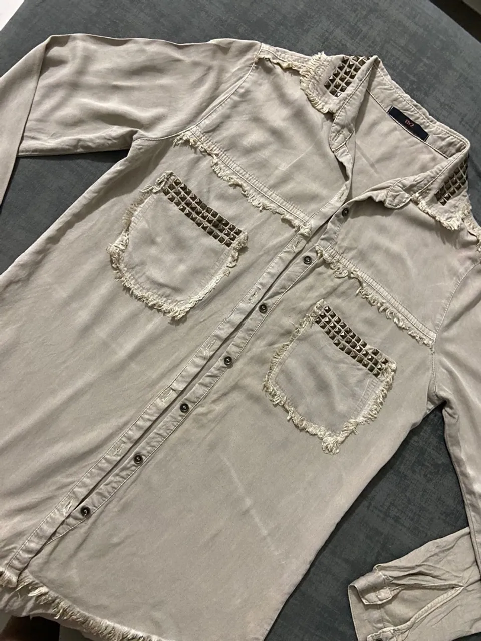 Camisa Bege com Detalhes em Spikes