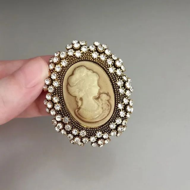 Broche de Camafeu Dourado Strass (novo)