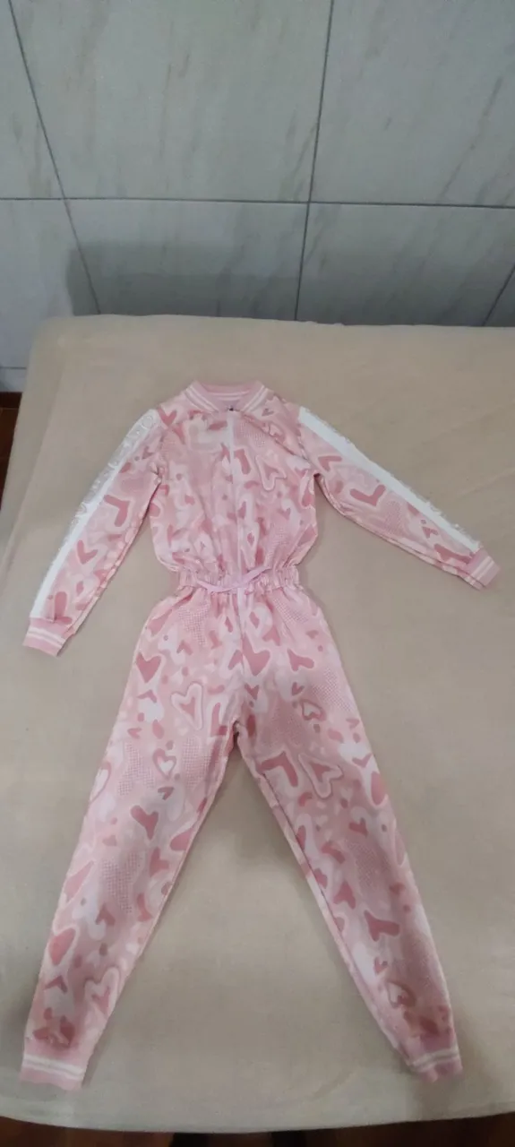 Macacão rosa com estampa de coração