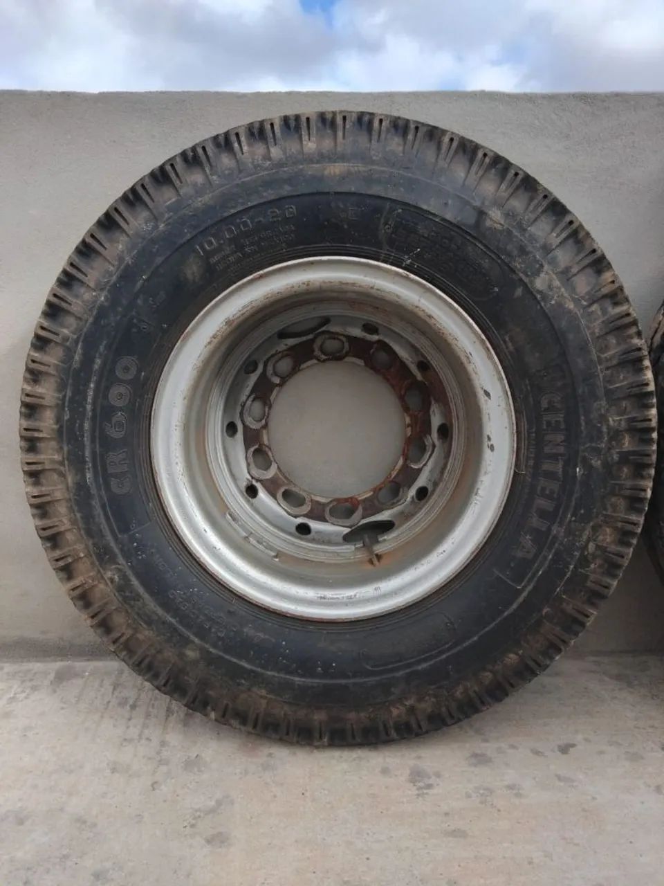  2 Pneu 1000/20 com roda - Foto 2