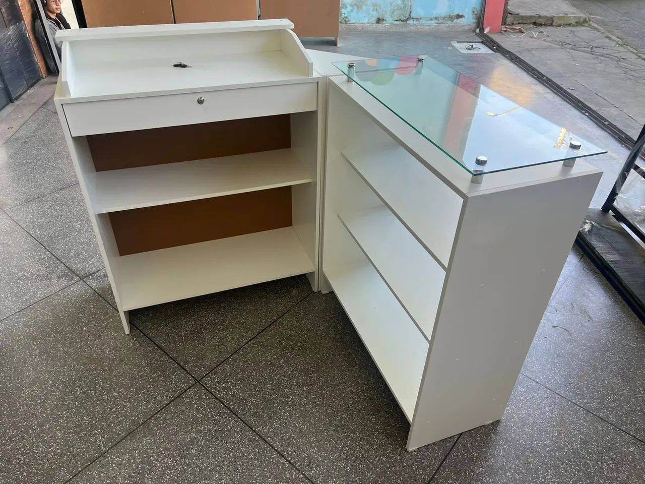 Balcão de loja em MDF branco com vidro - Foto 2