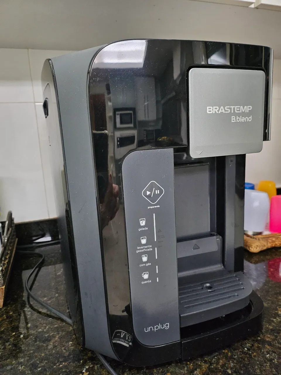 Máquina de bebidas Brastemp B.blend un.plug