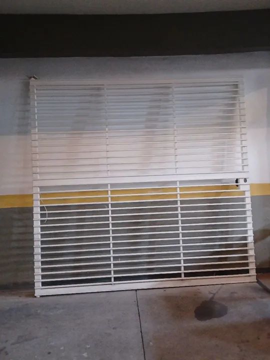 Vendo portão de  ferro com fechadura HDL e marcos na medida de 2,60x2,50m e