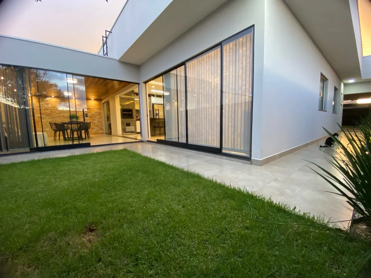 CASA DE ÓTIMO PADRÃO- MOBILIADA- À VENDA NO JARDIM FORQUIMICA.