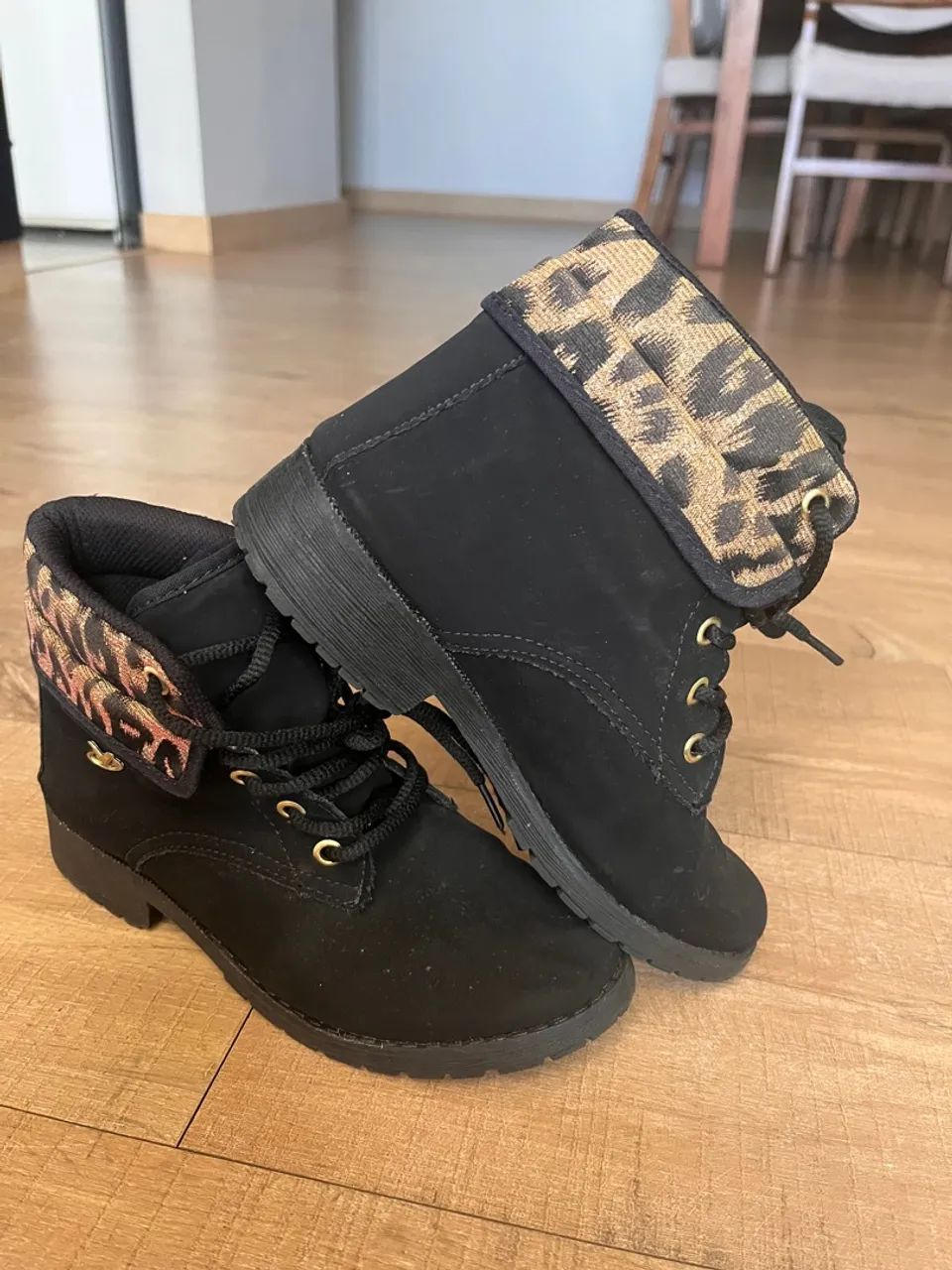 Botas Femininas Pretas com Detalhe Animal Print