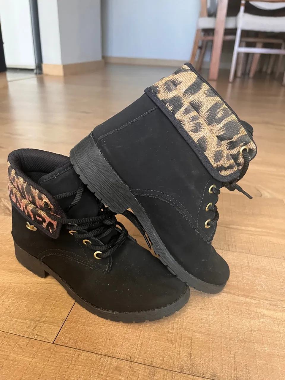 Botas Femininas Pretas com Detalhe Animal Print