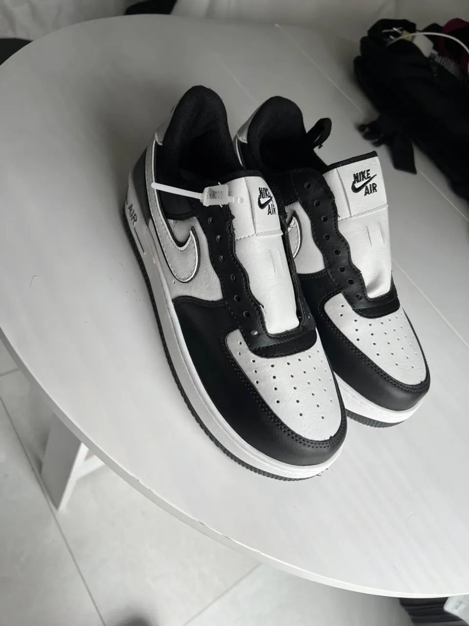 Nike Air Force 1 - Black and White (1 linha)