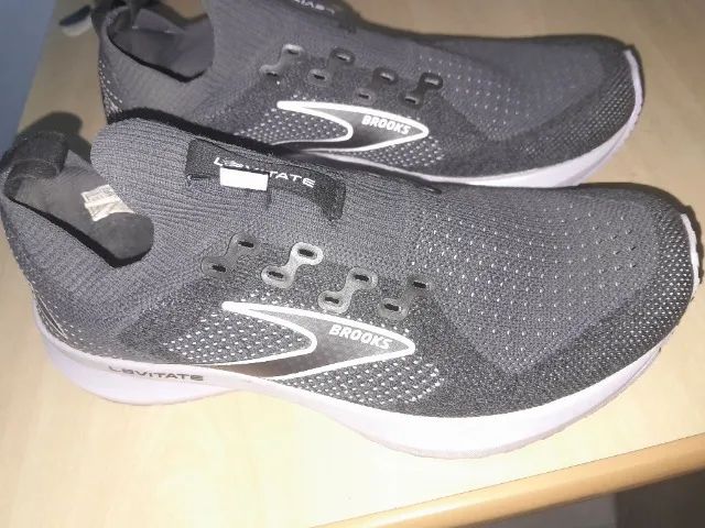 TÊNIS IMPORTADO "BROOKS LEVITATE", CINZA E PRETO, NOVO, ZERO, SEM USO, NA CAIXA! TAM 34 - Foto 4