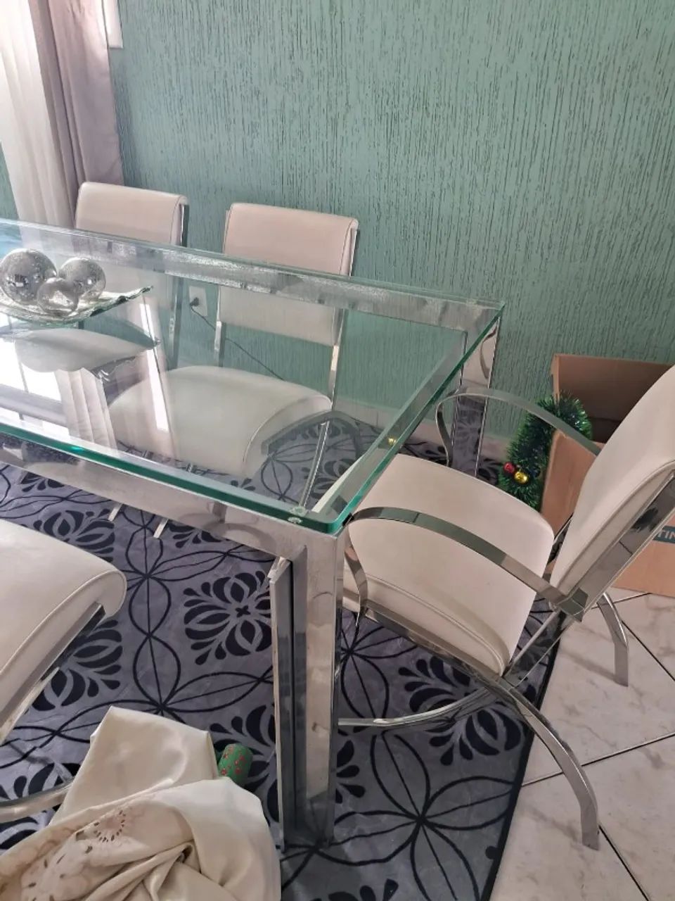 Mesa de Jantar de Alumínio com Vidro e Cadeiras - Foto 4