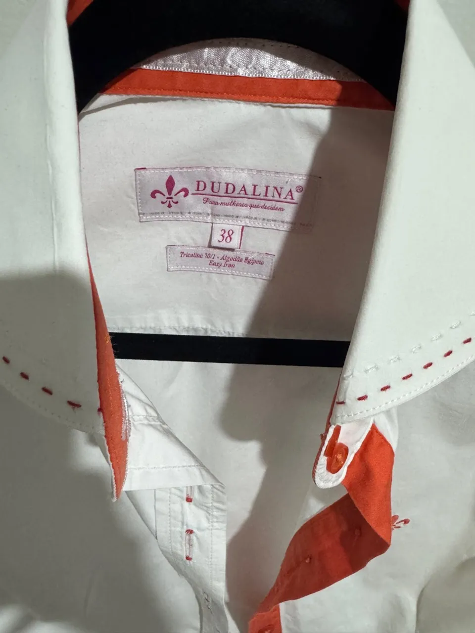 Camisa Dudalina Feminina Branca com Detalhes Laranja