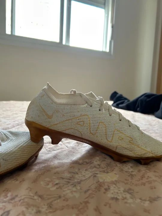 Chuteiras Nike Mercurial Vapor - Branco e Dourado - Foto 2