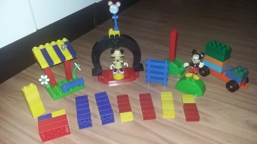 Brinquedo de montar Mickey e Minie