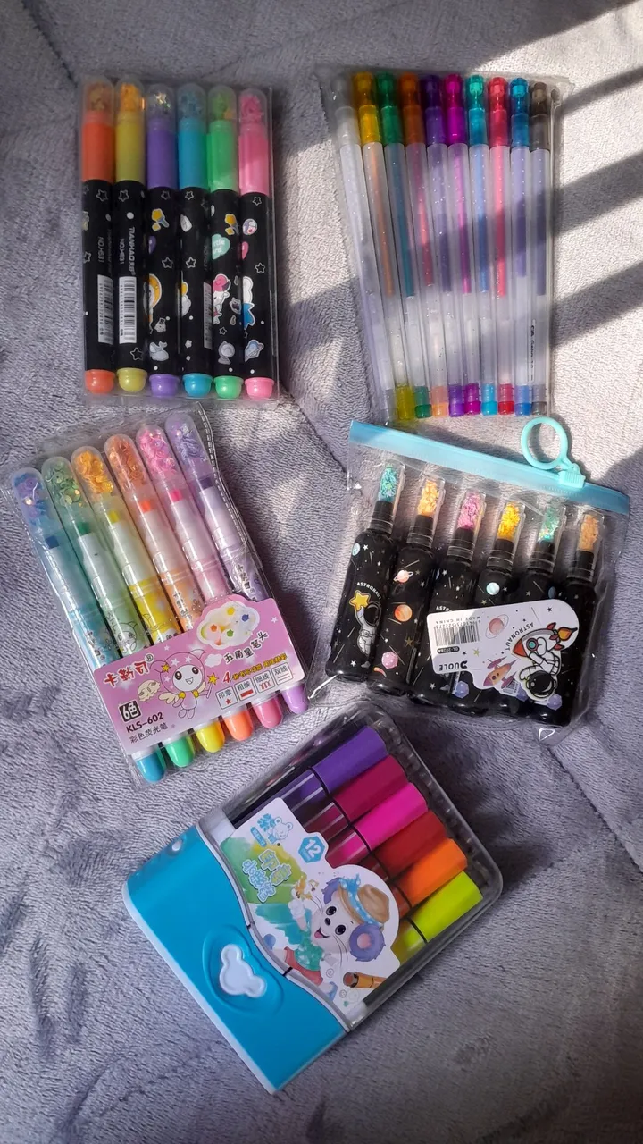 Kit de Canetas Coloridas e Marcadores