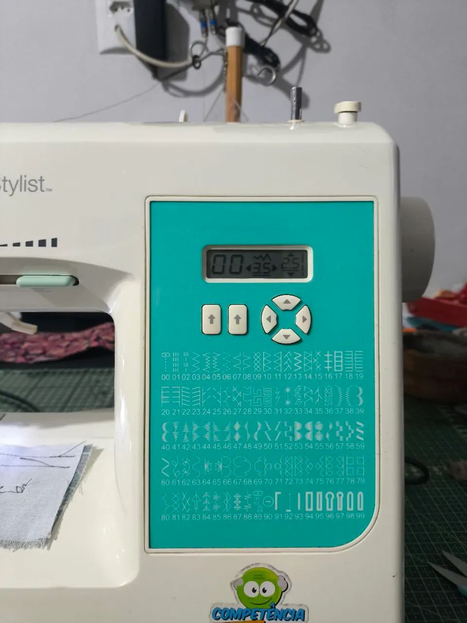 Máquina de Costura Singer Stylist - Semi-Nova - Foto 4