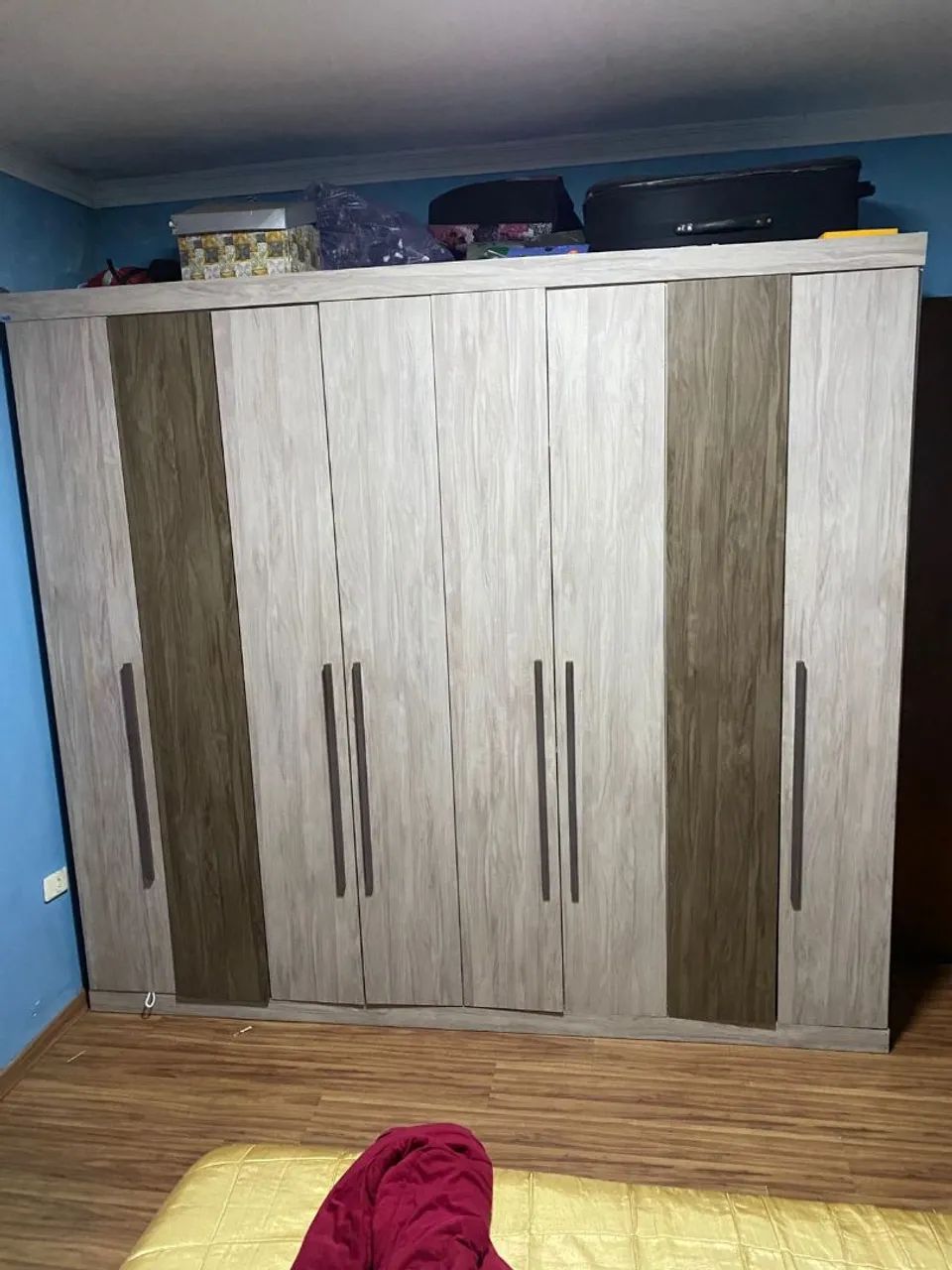 Guarda-roupa moderno com design elegante