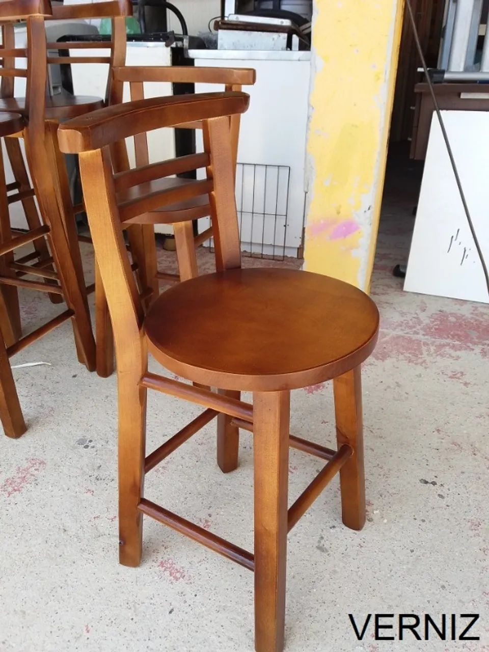 Banquetas redondas decorativas com encosto, novas. Tem 50cm de altura, madeira eucalipto.