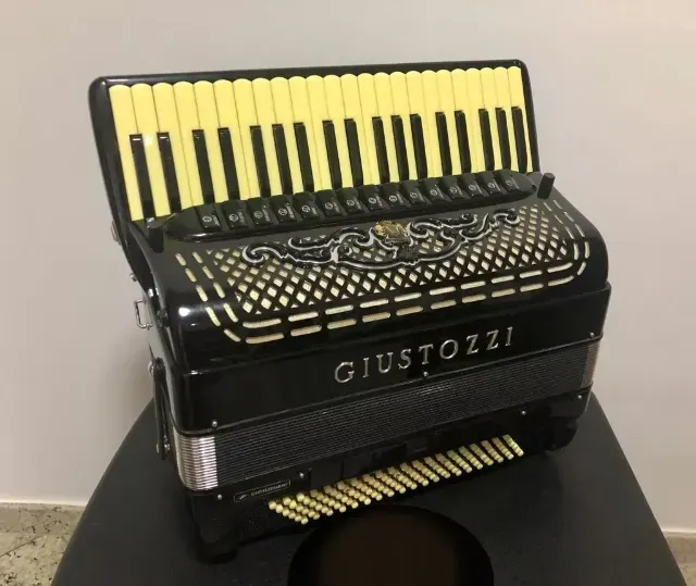 Acordeon Sanfona Giustozzi 120 Baixos 4/5 Dupla Ressonância (Usado)