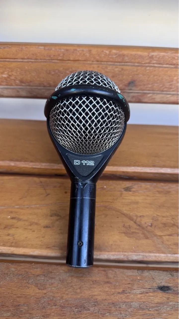 Microfone AKG D112 para bumbo e graves