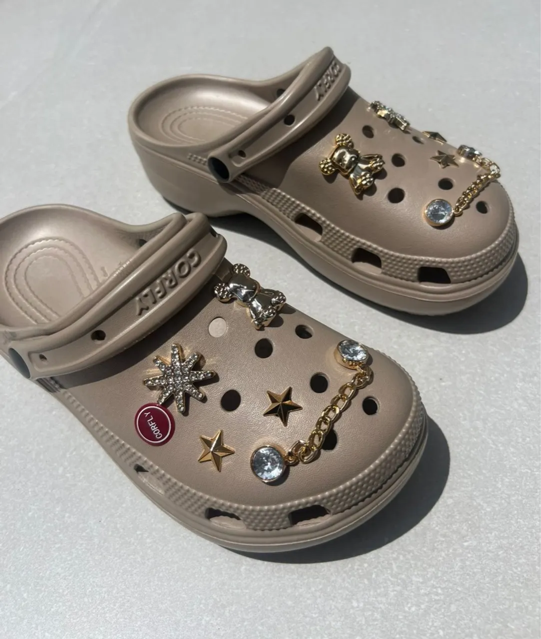 Crocs bege customizadas com acessórios