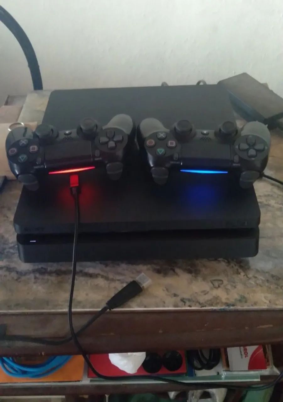 PS4 Desbloqueado N°2 funcionando perfeitamente 2 controles Originais + 25 jogos.