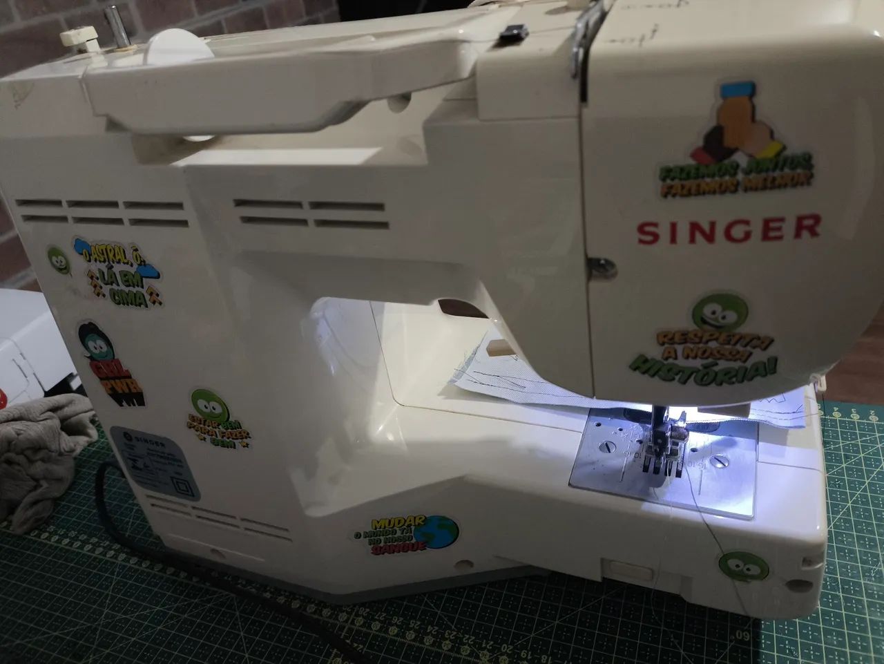 Máquina de Costura Singer Stylist - Semi-Nova - Foto 6