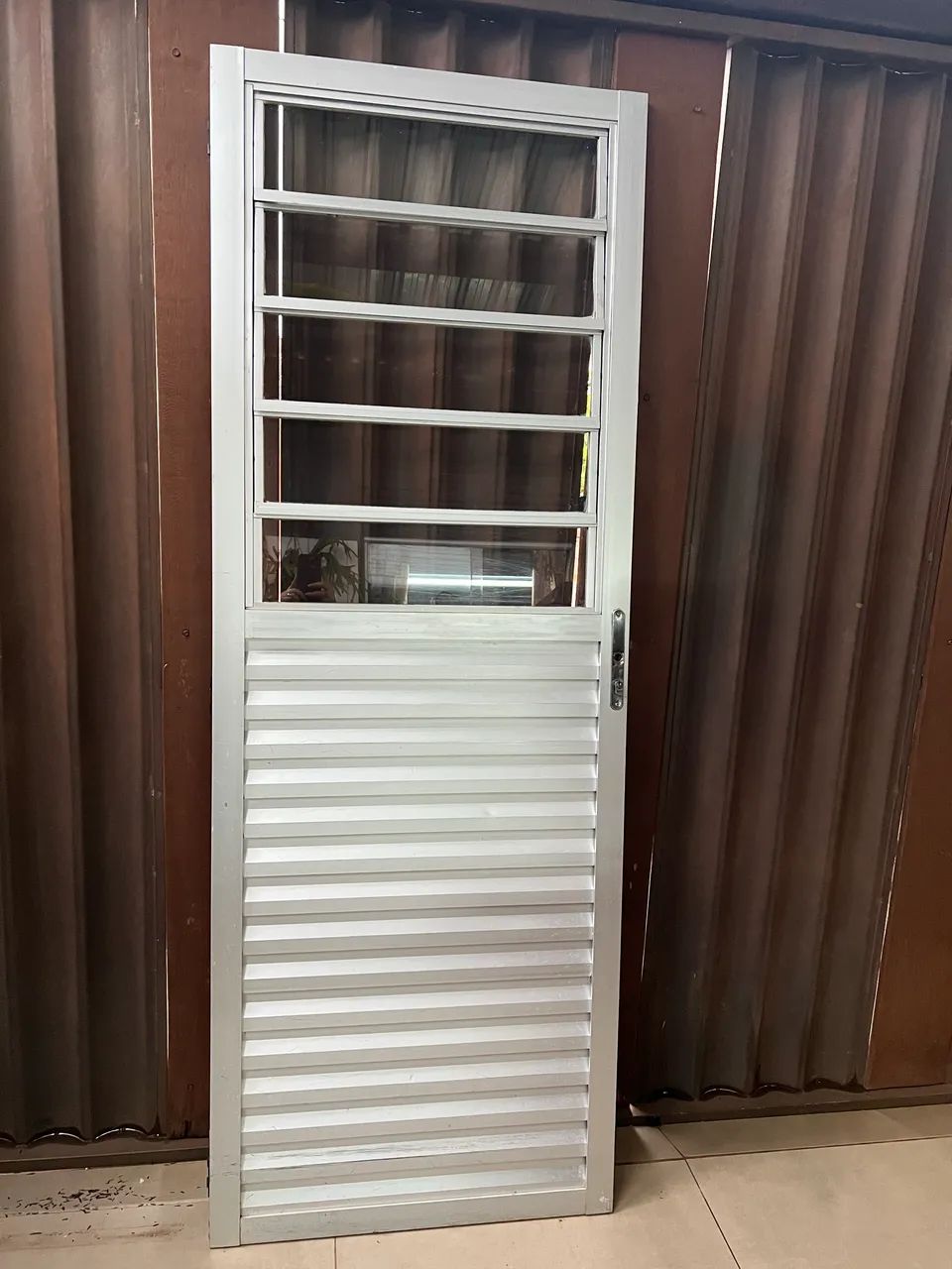 Porta de alumínio basculante com vidro  - Foto 2