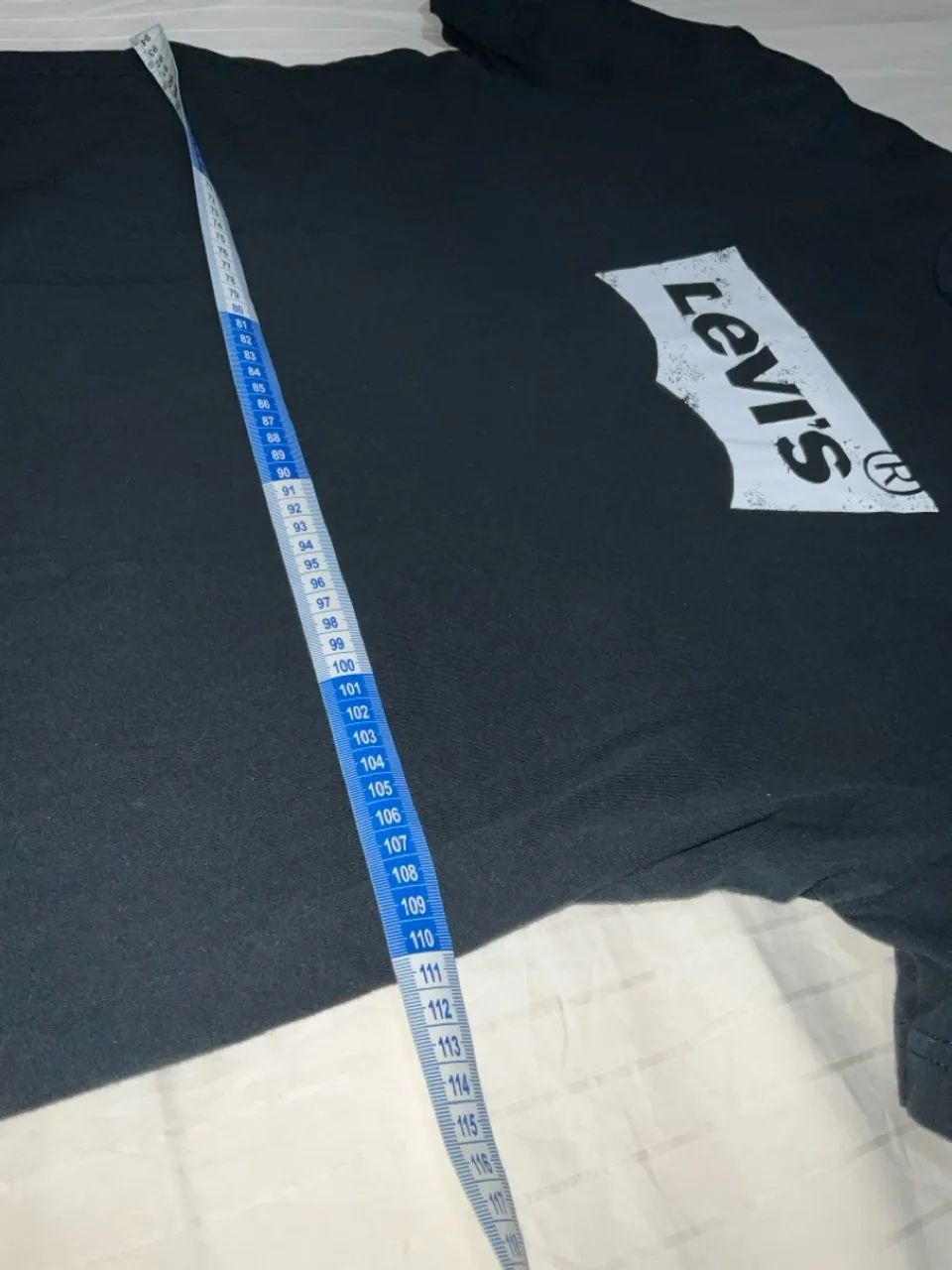 Camisa Levi's preta com o icônico logotipo da marca - Foto 4