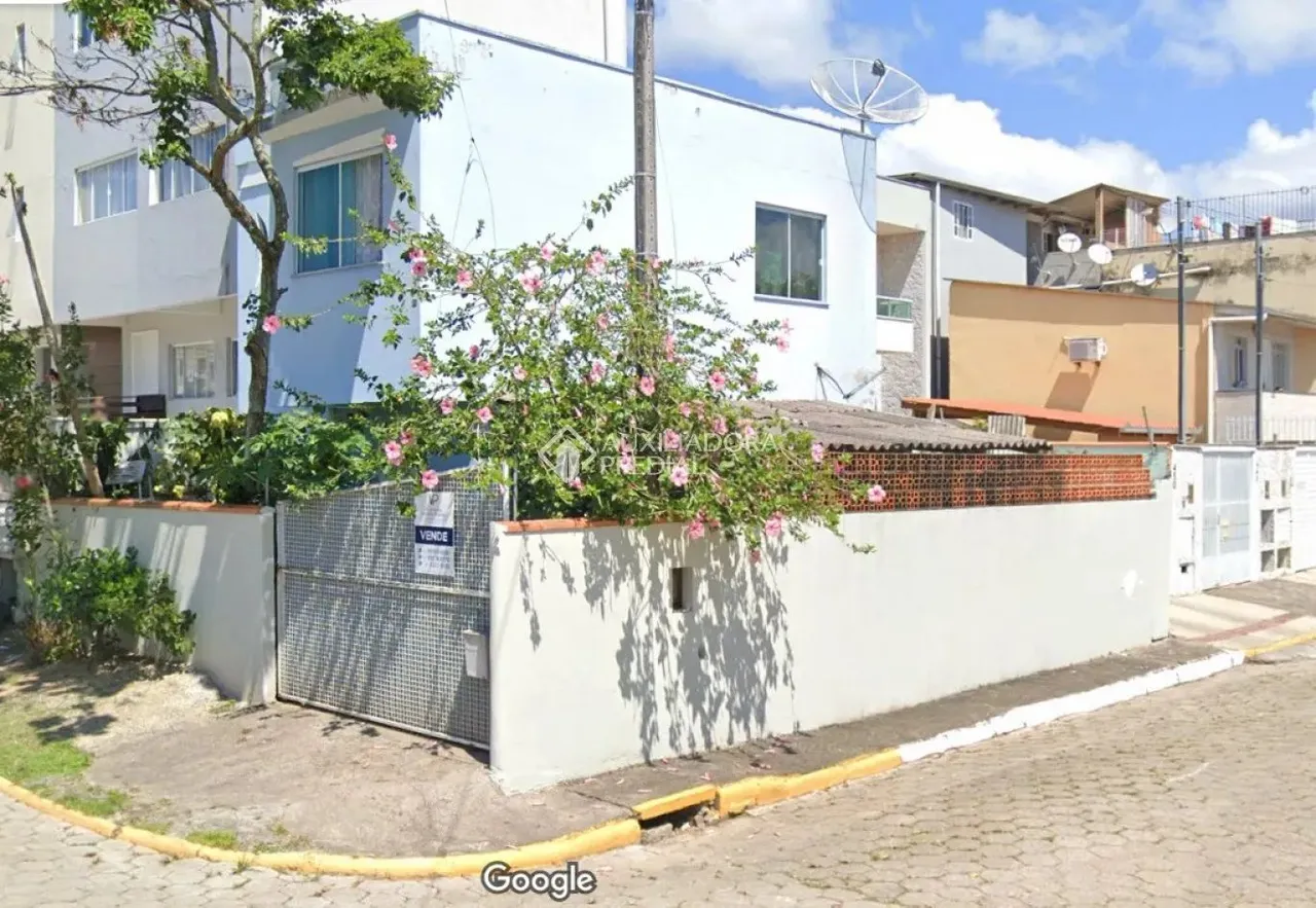 Sobrado a venda no centro de Camboriú.