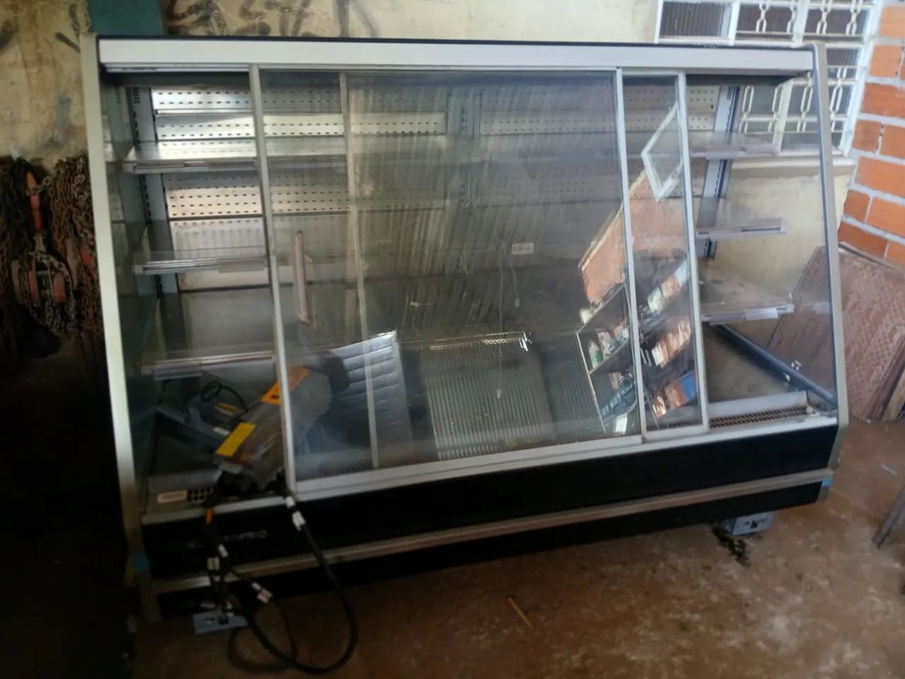 3 balcões expositores de 2 portas frontal, com rodinhas. - Foto 2