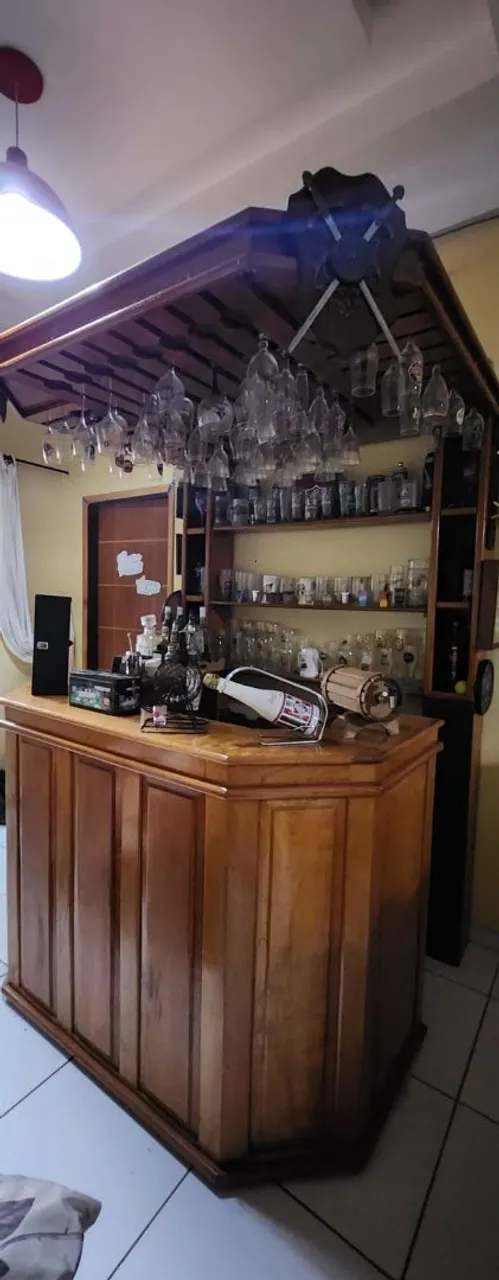 Bar de madeira completo com adega e porta taças