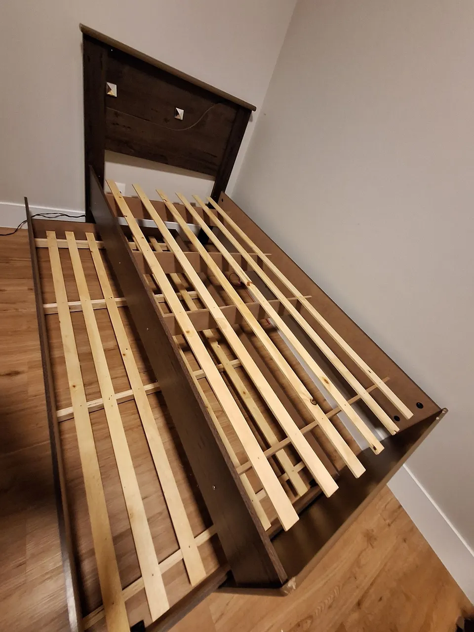 Cama de solteiro com cama auxiliar + 2 colchões