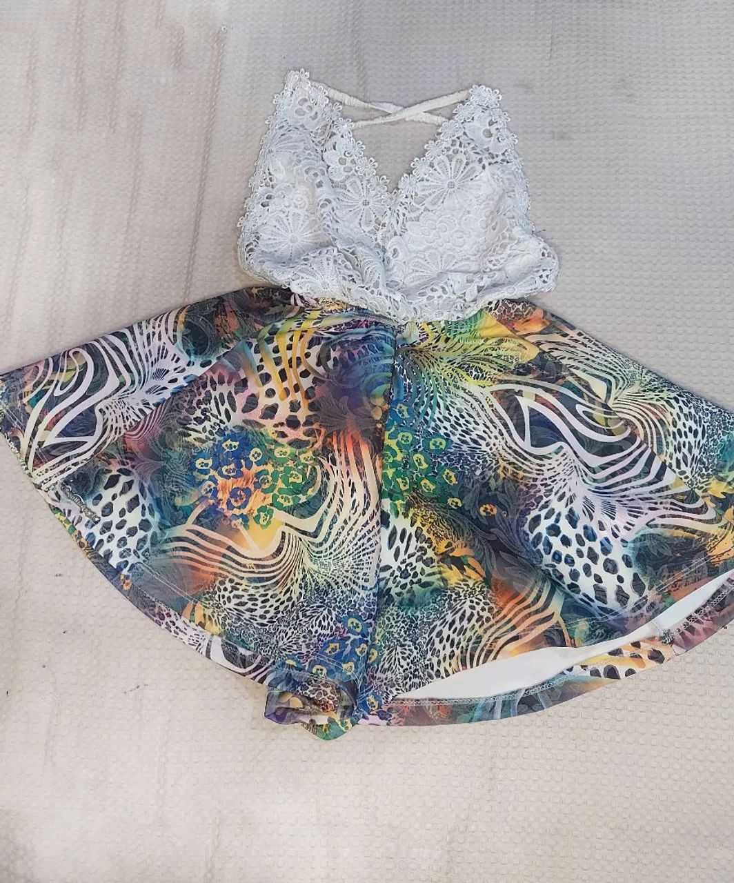 Macacão branco com renda e estampada