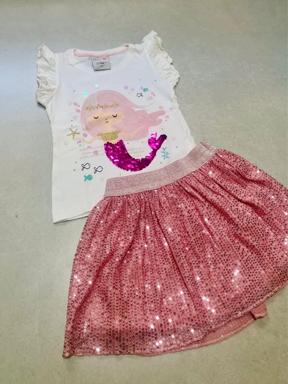 Conjunto infantil com saia de paetê