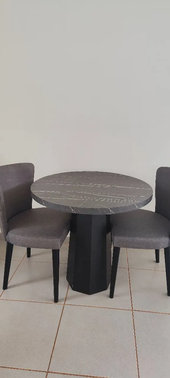 Mesa redonda com cadeiras