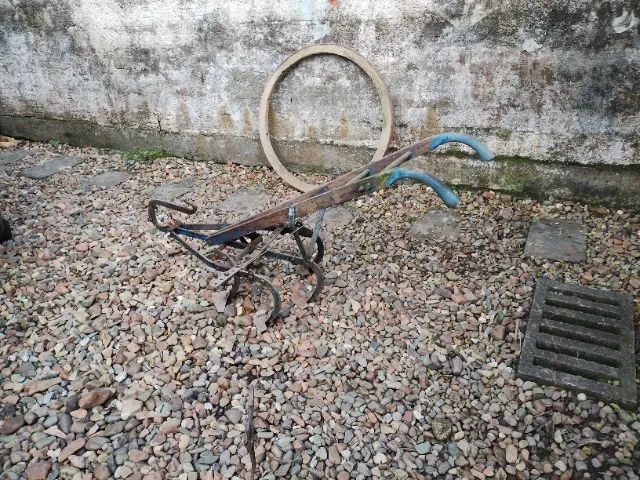 Antiga capinadeira de tração animal com 5 pás