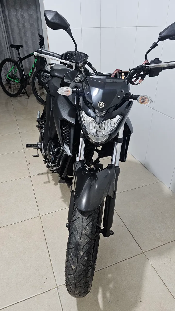 Yamaha FZ25 2020 - Excelente estado, pronta pra rodar!