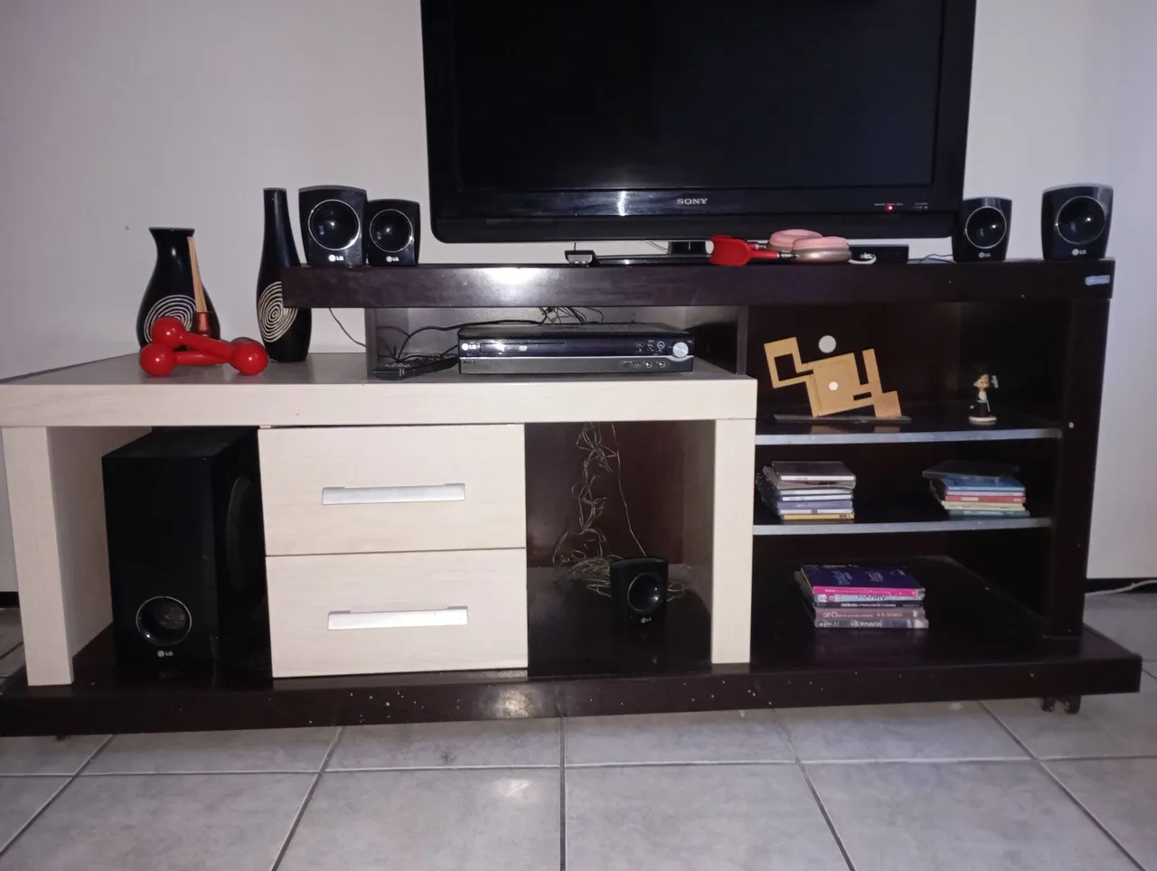 Rack para TV com sistema de som LG e DVD