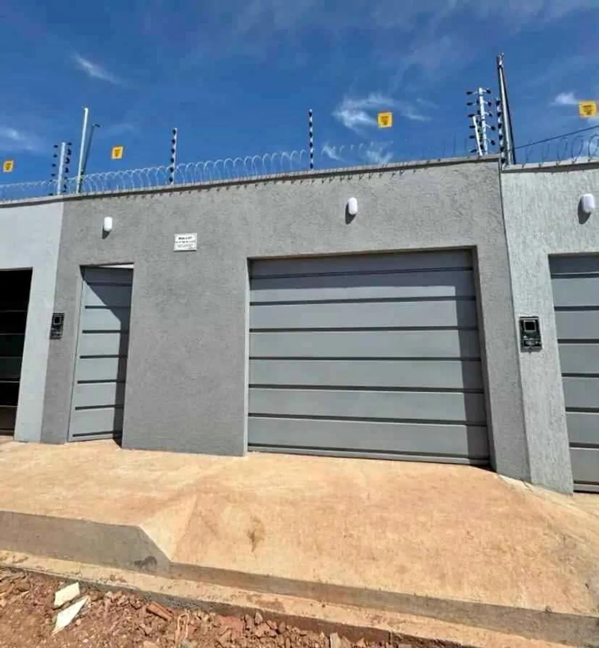Muro com cerca elétrica