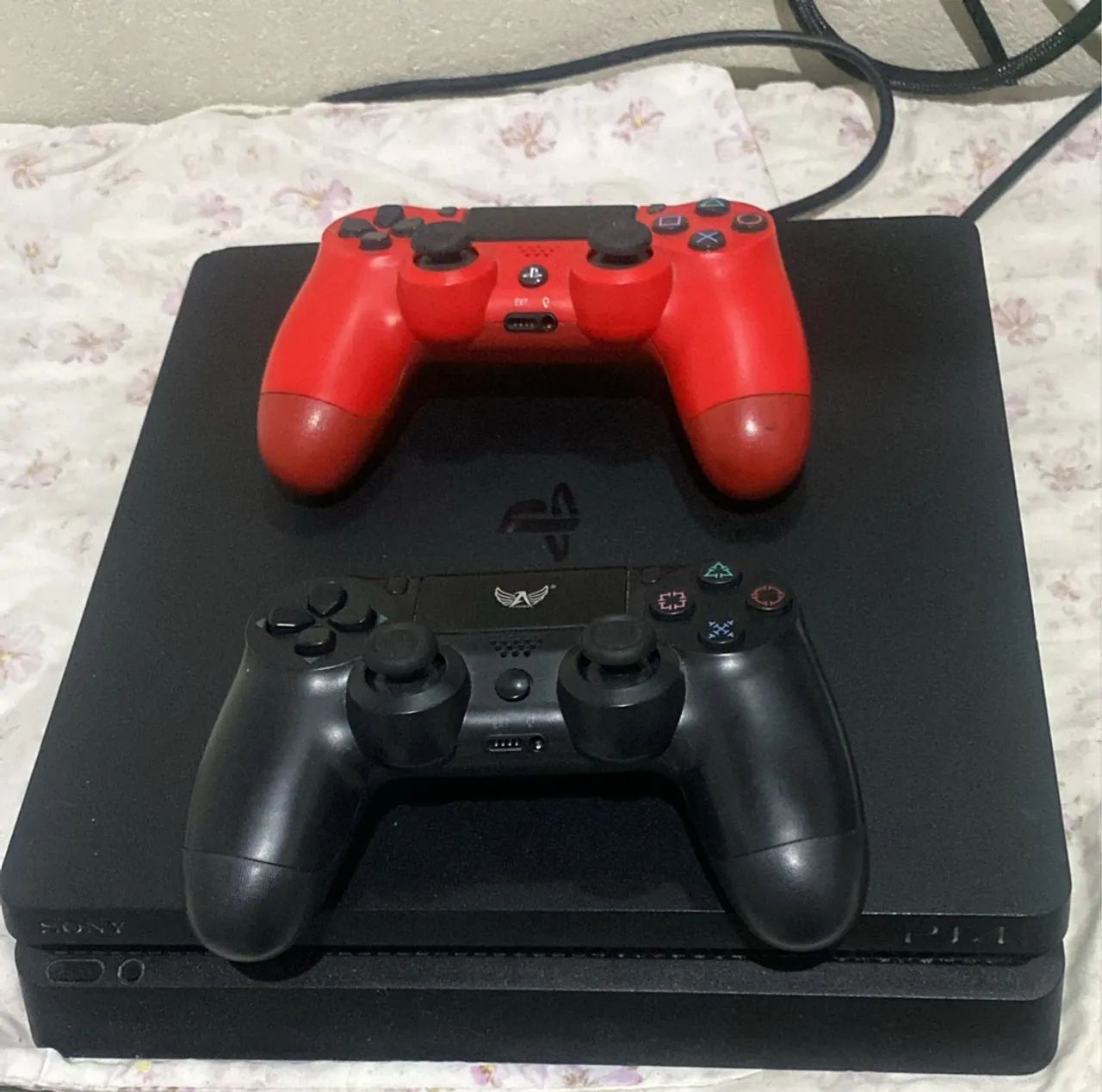 Playstation 4 Slim com 2 controles